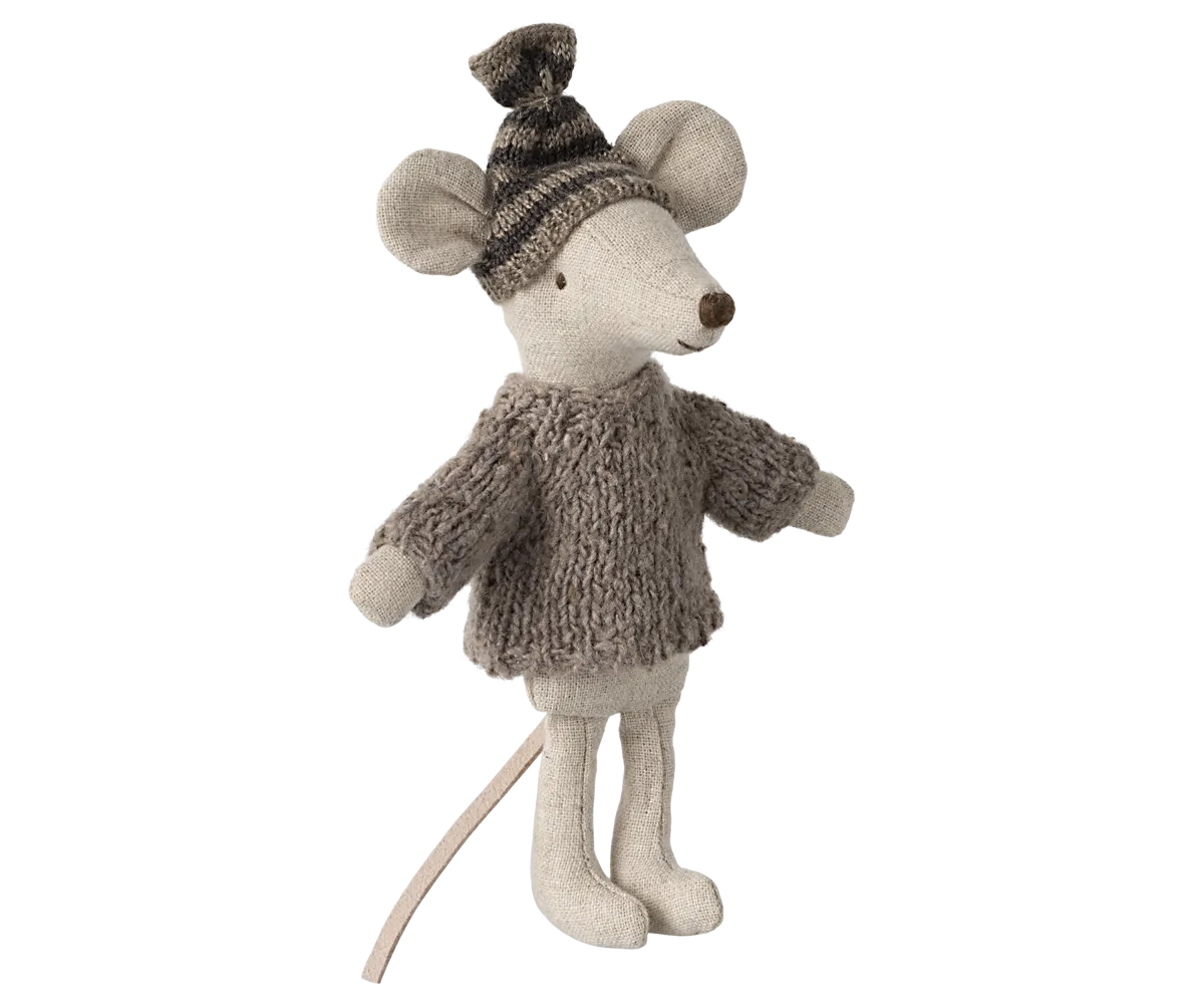 Knitted sweater and hat, Big brother mouse